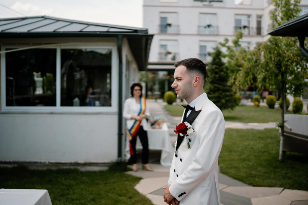 Cadru romantic cu mirii in gradina de la Uniq Garden, realizat de Lucian Crestez