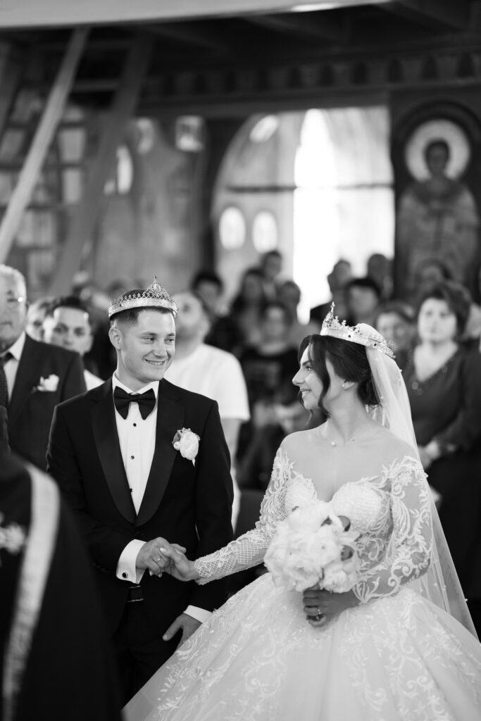 Fotografie alb negru cu mirii din Jijila si Lucian Crestez