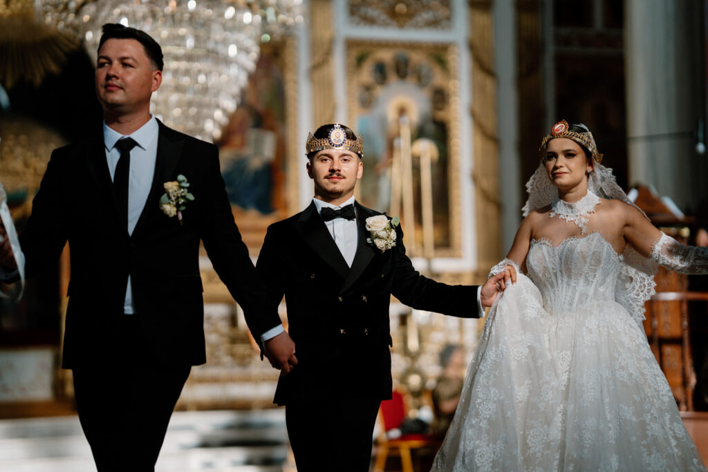 In Biserica Greaca cu mirii si Lucian Crestez