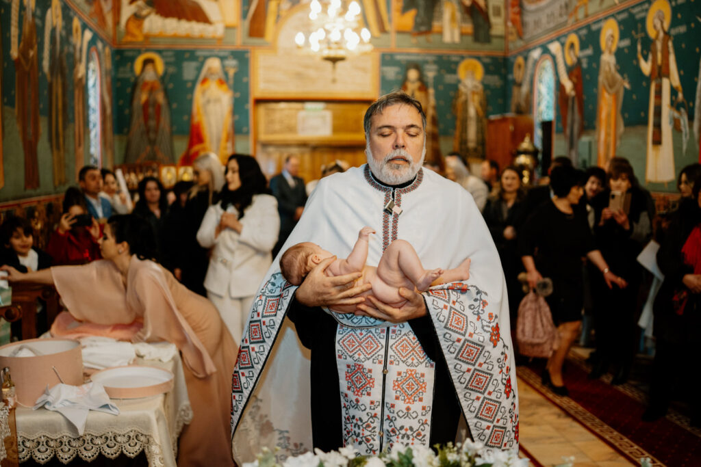 Inainte de cristelnita in biserica cuLucian Crestez