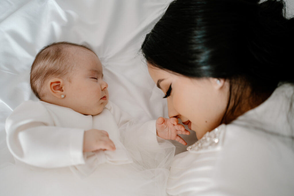 Lucian Crestez cu mamica si copulul la botez