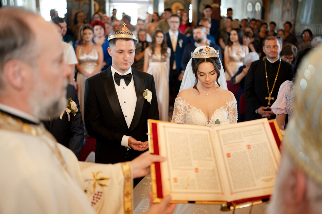 Lucian Crestez cu mirii in biserica din Jijila