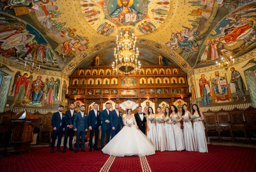 Lucian Crestez cu mirii in biserica si cavalerii de onoare