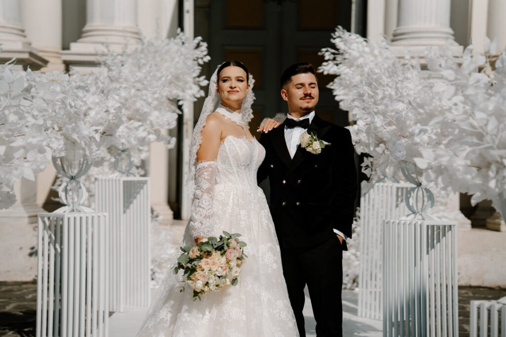 Lucian Crestez cu mirii in fata bisericii Greaca