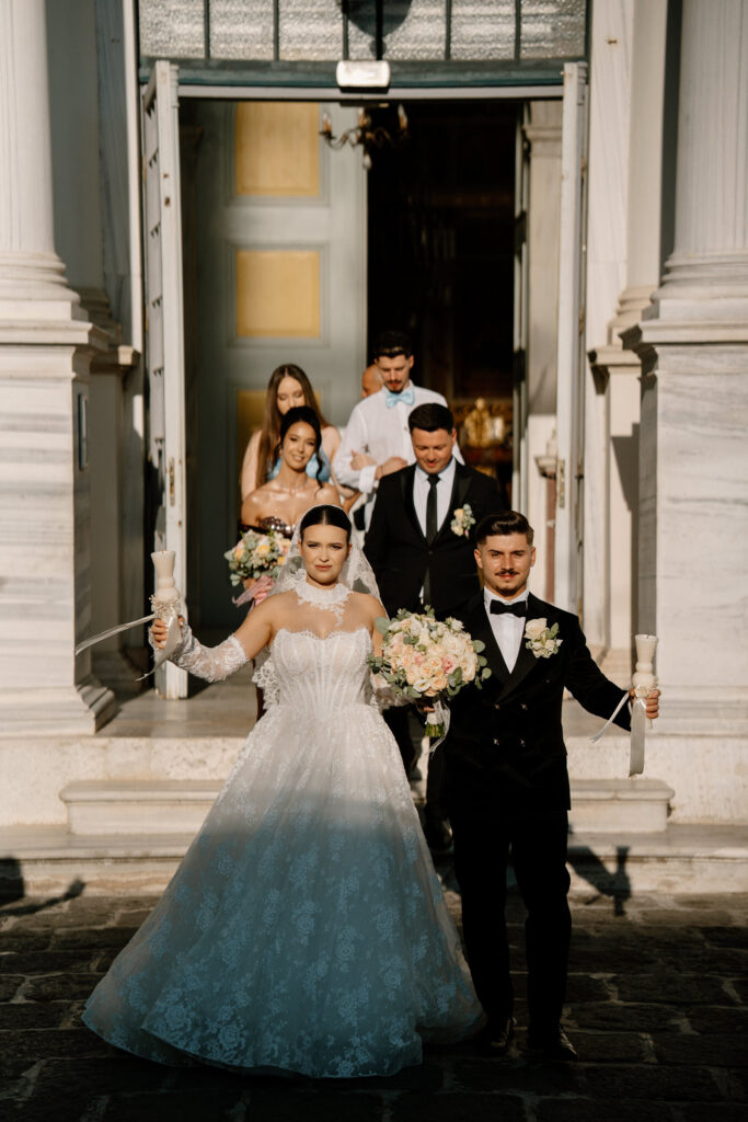 Lucian Crestez cu mirii la iesirea din biserica Greaca
