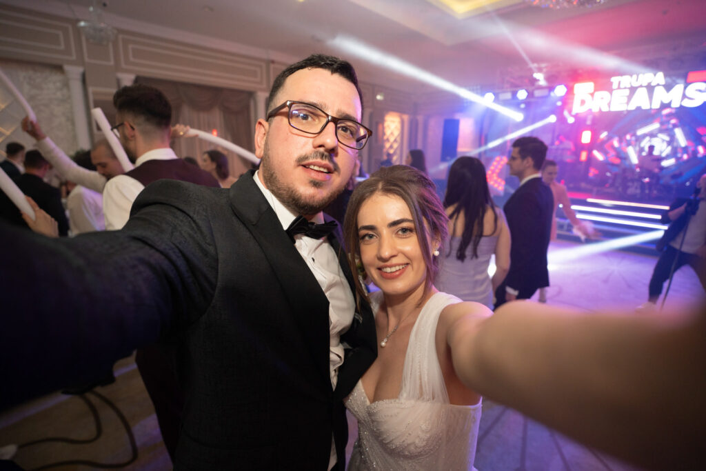 Lucian Crestez cu mirii la selfie in restaurant