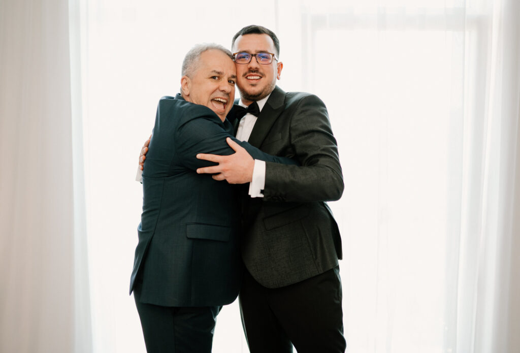 Lucian Crestez cu tatal mirelui la pregatire