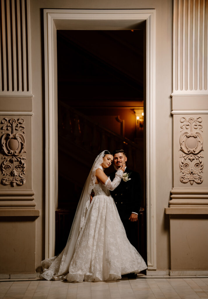 Lucian Crestez la sedinta foto in Teatrul Maria Filotti cu mirii