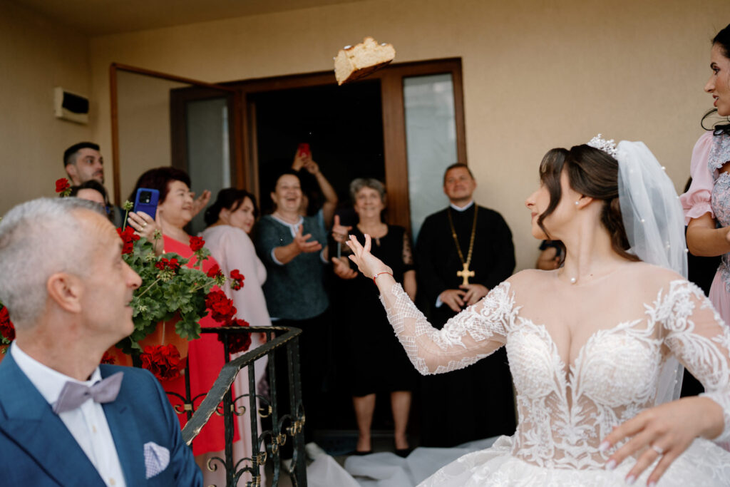 Lucian Crestez pregatirea miresei inainte de biserica