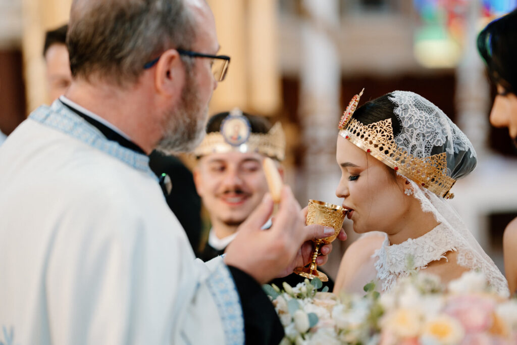 Lucian Crestez si mireasa in Biserica Greaca