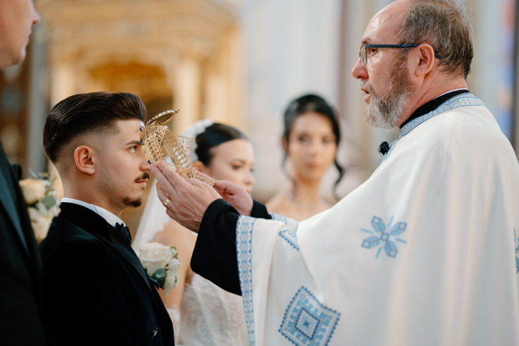 Lucian Crestez si mirele in biserica Greaca