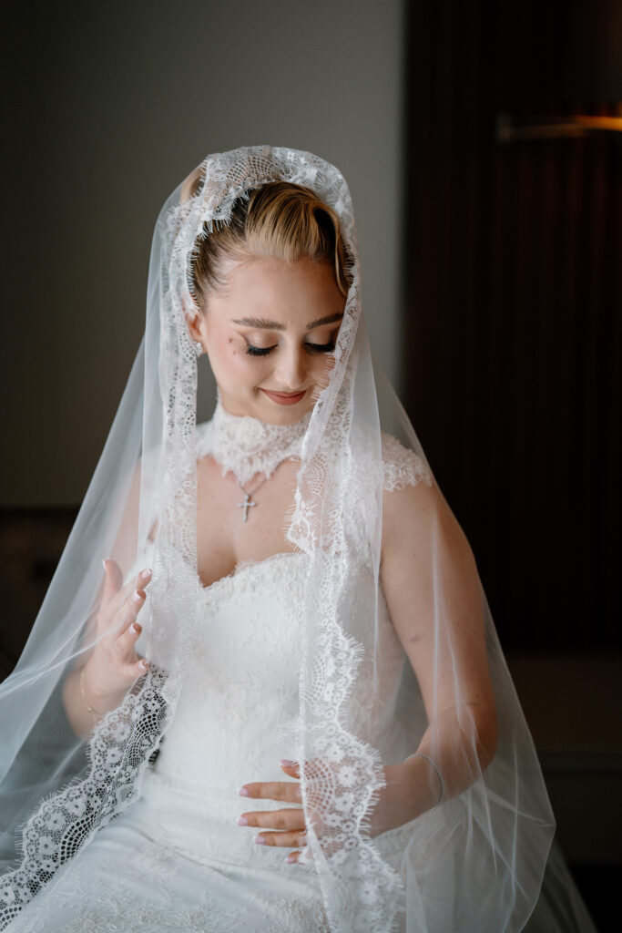 Mireasa pasind cu gratie din camera, un moment surprins de Lucian Crestez