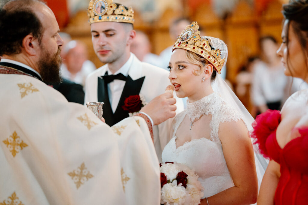 Mireasa pregatita de sarbatoare, surprinsa de obiectivul lui Lucian Crestez