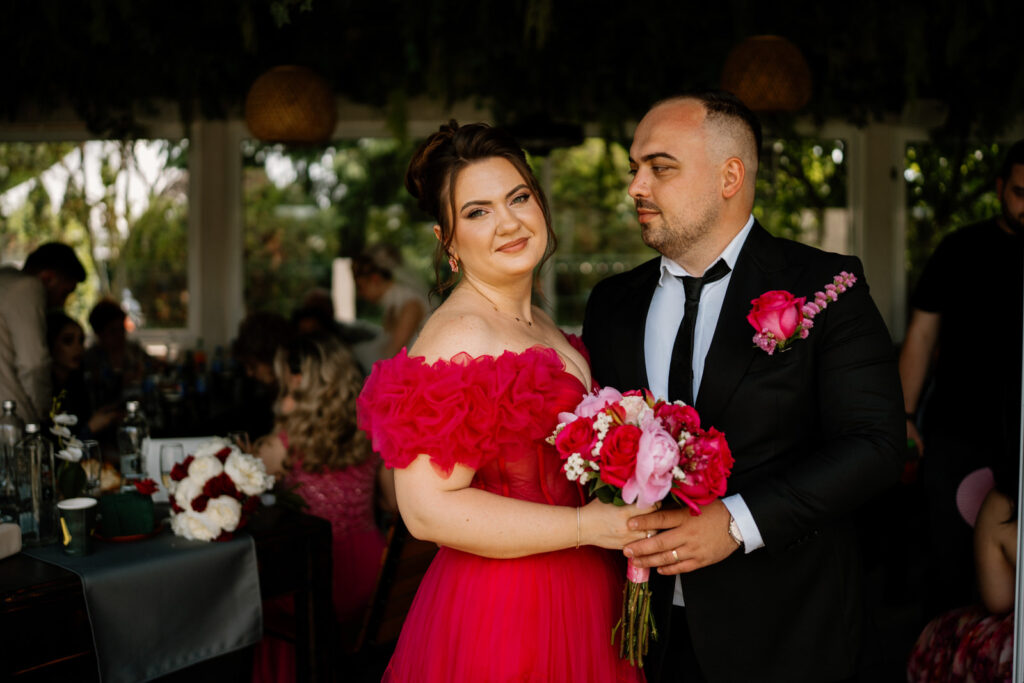 Mirele pasind cu incredere spre masina, imortalizat de Lucian Crestez