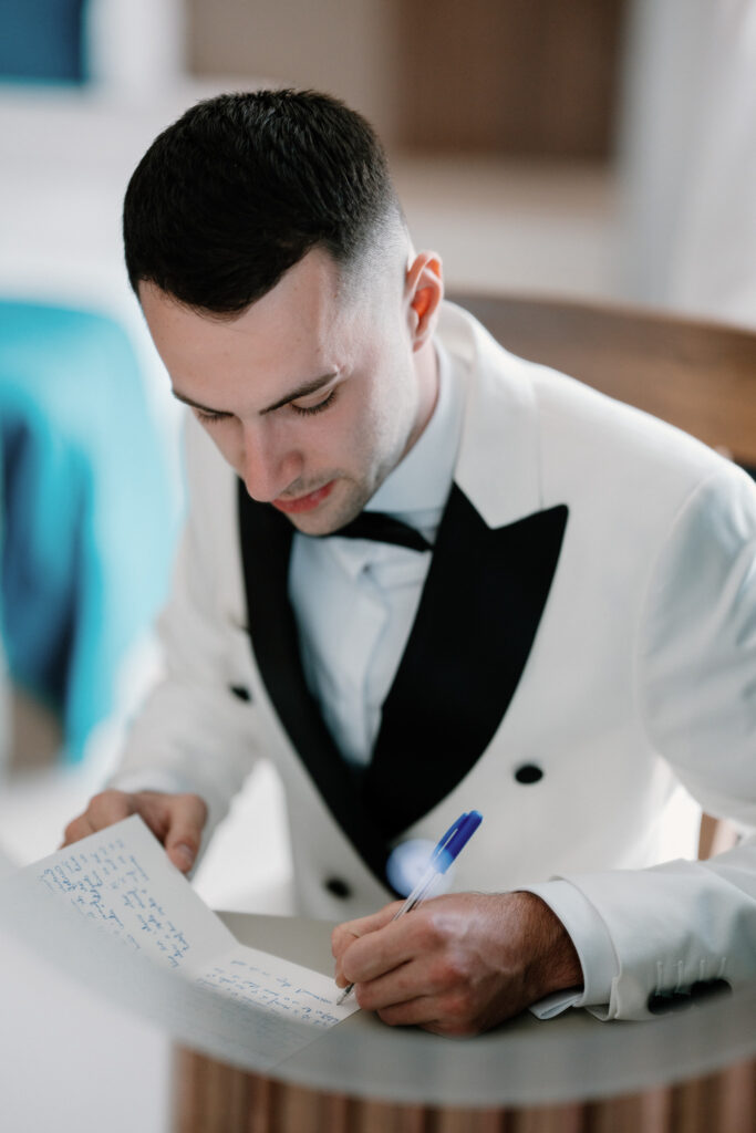 Pasiune pentru detalii la pregatirea mirelui, captata de Lucian Crestez