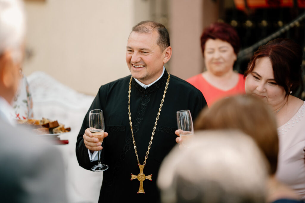 Preotul din Jijila tatal miresei cu Lucian Crestez