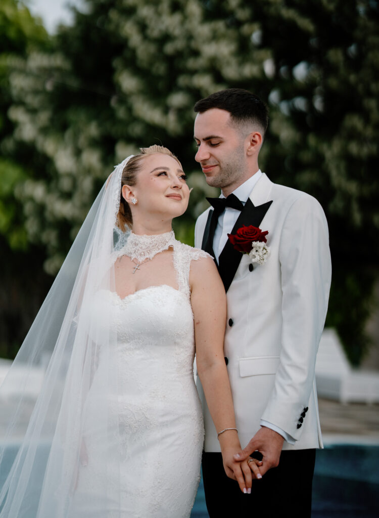 Privirea hotarata a mirelui inainte de ceremonie, captata de Lucian Crestez
