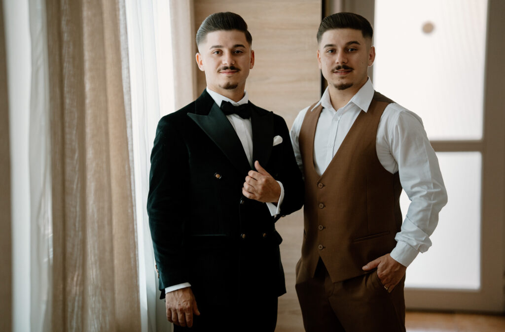 doi gemeni cu Lucian Crestez