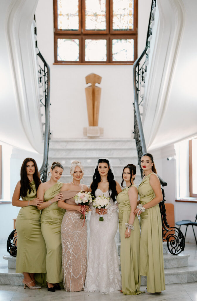 lucian-crestez-mireasa-si-nasa-la-sedinta-foto-cu-domnisoarele-casa-culturala-nicapetre