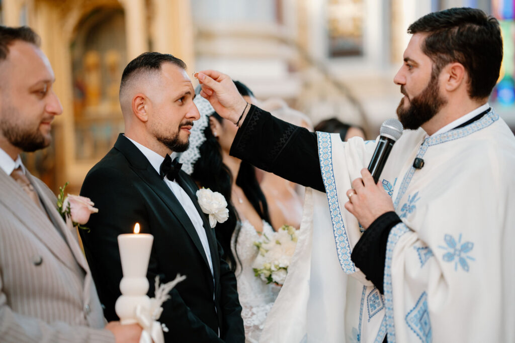lucian-crestez-mirii-in-fata-altarului-in-biserica-greaca